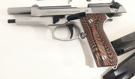 Se vende Beretta 92 FS inox 9 mm Pb. En estado impecable. Lleva puesto el kit Extreme de la 92 X, se entregan 01