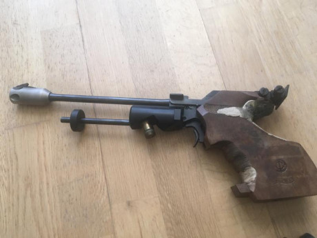 Se vende pistola de competicion de CO2 con dos bombonas,es una máquina de hacer 10,llevan también sus 01