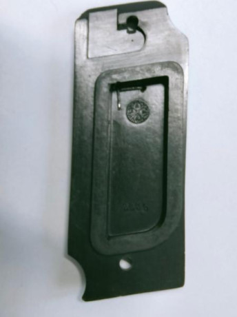 Hola , pongo a la venta una cacha izquierda de baquelita para la pistola copia de la Astra , el modelo 01
