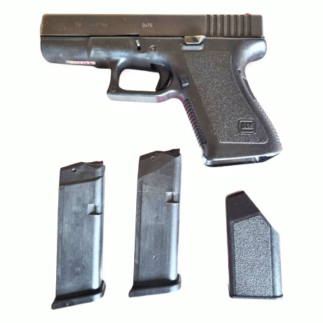 Se vende Glock 19, con dos cargadores, útil de carga y Tupper original.
Poquísimo uso, siempre guiada 02