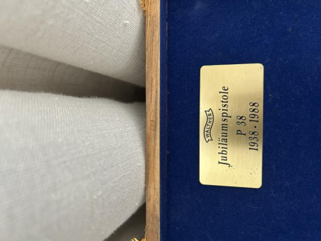 Se vende en perfecto estado está P38 conmemorativa con caja, segundo cargador, libro de instrucciones 02