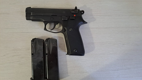Un compañero del club me ha pedido que le ponga a la venta este arma 
Se trata de una Astra A90 calibre 02