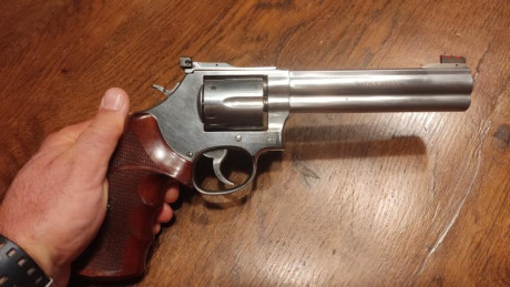 Hola compañeros, pongo a la venta mi revolver Smith Wesson 686, es el de cañón de 6".
Incluyo cachas 02