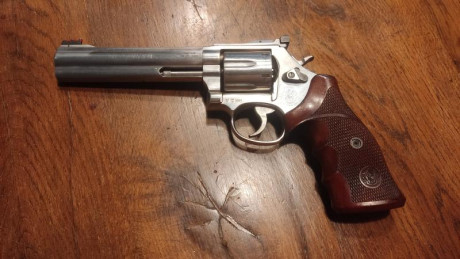 Hola compañeros, pongo a la venta mi revolver Smith Wesson 686, es el de cañón de 6".
Incluyo cachas 00