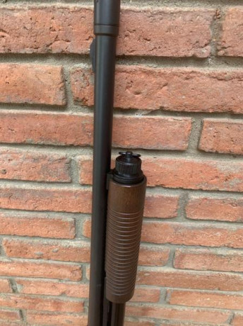 Mi cuñado se vende esta escopeta. Está absolutamente nueva al 100%; no ha disparado nunca. Cañón cilíndrico 32