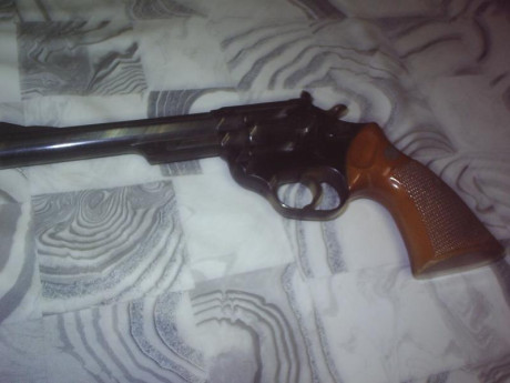 Vendo revolver Astra 357 en calibre 357 mg. Practicamente sin uso, ha sido segunda arma, particular. Hacer 01