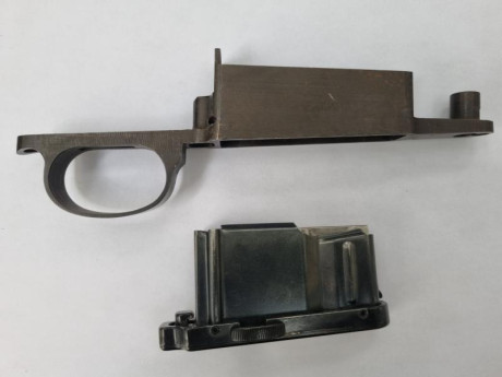 VENDIDO cargador con caja de cargador y guardamontes del rifle FR8. Precio 140 euros con envío incluido. 01