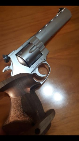 Vendo este bonito revólver alemán con 500 disparos está en la provincia de Lérida cacha talla M con su 01