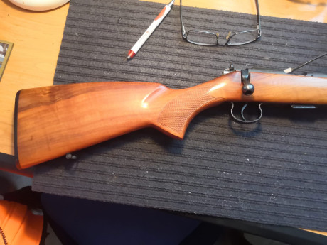Vendo la conocida y extraordinaria carabina CZ 452 , con muy poco uso y en perfecto estado , se vende 02