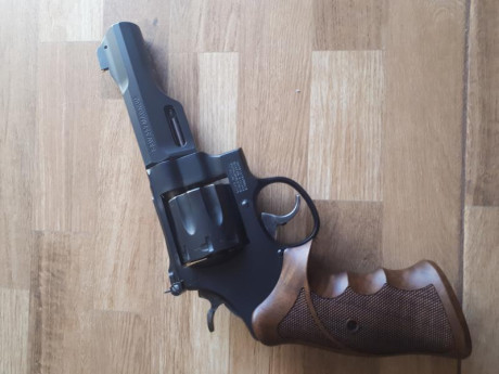 Vendo este magnífico revolver de 8 tiros con sus cachas originales de goma cachas de madera Nill su caja 02