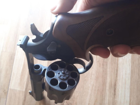 Vendo este magnífico revolver de 8 tiros con sus cachas originales de goma cachas de madera Nill su caja 01