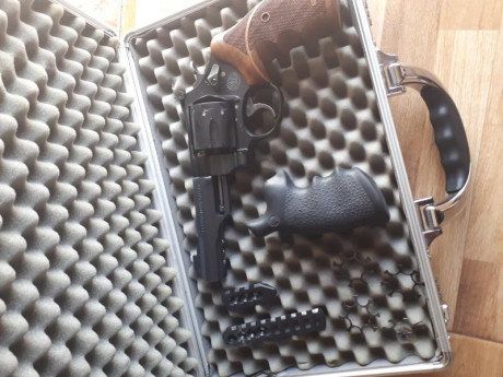 Vendo este magnífico revolver de 8 tiros con sus cachas originales de goma cachas de madera Nill su caja 00