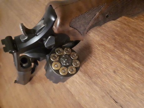 Vendo este magnífico revolver de 8 tiros con sus cachas originales de goma cachas de madera Nill su caja 11