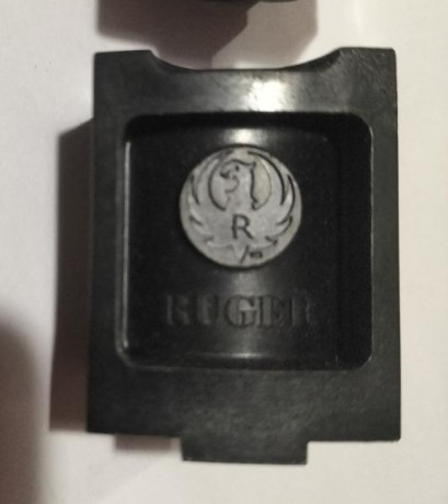 Vendo 3 cargadores para carabina Ruger, 
10 /22.
Los 3 por 90 € + portes.
Cada uno por 35 + portes 02