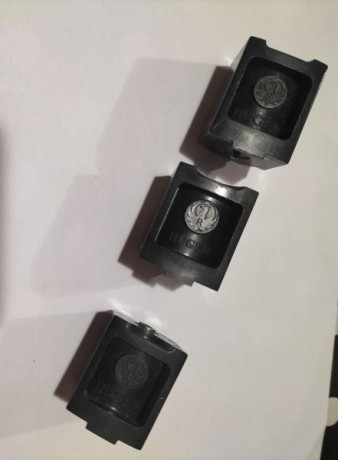 Vendo 3 cargadores para carabina Ruger, 
10 /22.
Los 3 por 90 € + portes.
Cada uno por 35 + portes 01