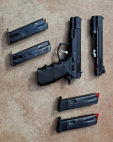 En venta CZ 75B en calibre 9 mm Pb con el Kit de cañón Kadet del calibre 22 Lr en perfecto estado. Incluyo 02