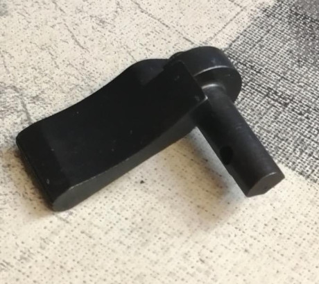 Vendo está aleta de seguro de perfil bajo, para poder accionar el seguro con visor montado, sirve para 160