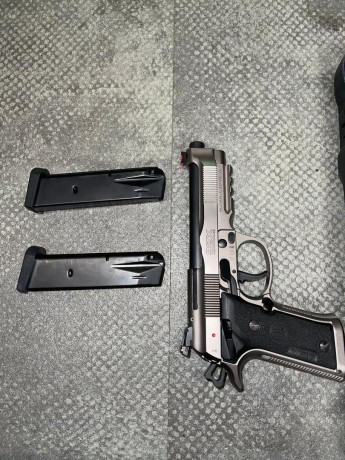Vendo pistola Beretta modelo 92 x performance impecable del año 2023 apenas uso por falta de tiempo calibre 00