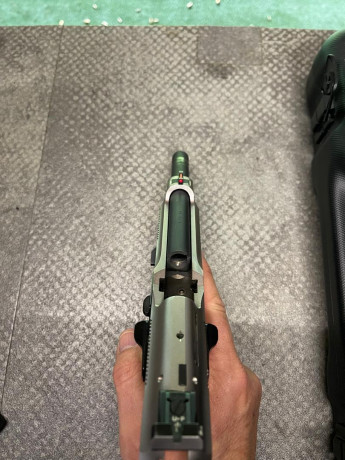 Vendo pistola Beretta modelo 92 x performance impecable del año 2023 apenas uso por falta de tiempo calibre 11