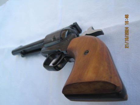 VENDO:

-- Revólver Simple acción, marca ME, modelo 600, calibre 6mm FLOBERT Corto, 6", Made in Germany, 12