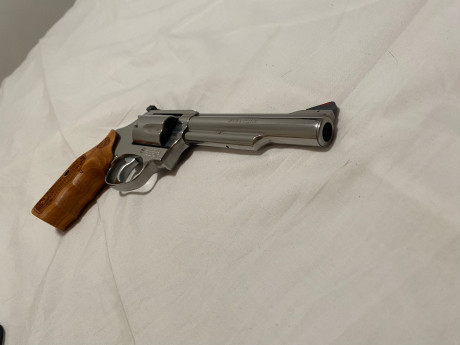 Hola a todo el mundo.

Vendo revolver Smith & Wesson modelo 60-18 de 5 pulgadas en un estado excelente, 01