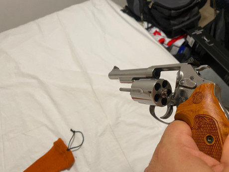 Hola a todo el mundo.

Vendo revolver Smith & Wesson modelo 60-18 de 5 pulgadas en un estado excelente, 12