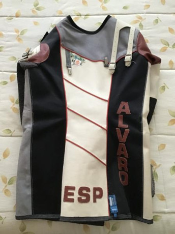 Por cese en la práctica de modalidades de carabina, vendo traje Kurt Thune modelo Three Positions.
Es 02