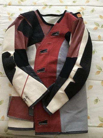 Por cese en la práctica de modalidades de carabina, vendo traje Kurt Thune modelo Three Positions.
Es 00