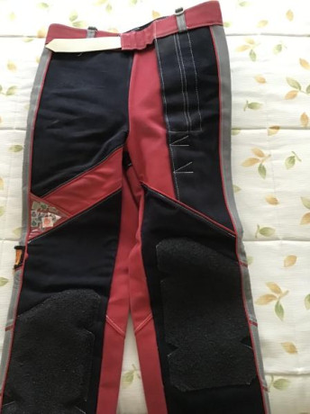 Por cese en la práctica de modalidades de carabina, vendo traje Kurt Thune modelo Three Positions.
Es 11