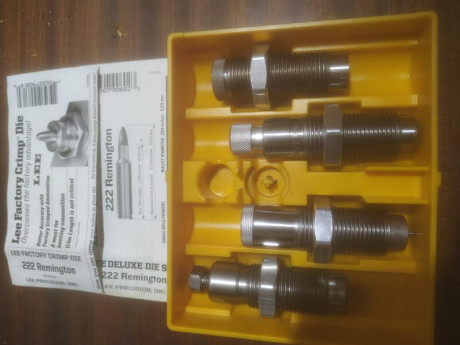 Vendo matrices del calibre 222r
Consta de cuatro dies
1 die recalibrador completo y desenpistonador 
2_die 00