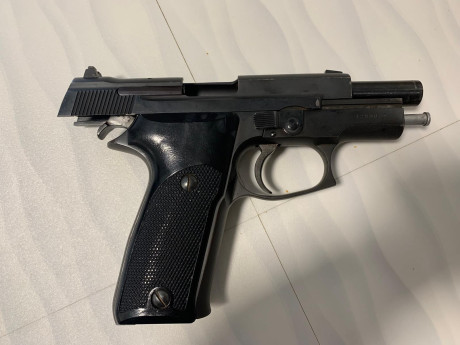 Un compañero vende esta pistola. 
Astra modelo A-80, con uso pero pocos disparos.
Tiene un cargador de 02