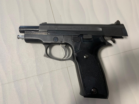 Un compañero vende esta pistola. 
Astra modelo A-80, con uso pero pocos disparos.
Tiene un cargador de 10