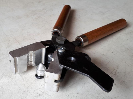 Vendo las siguientes turquesas LEE:

Molde Lee 533-410-M de 1 cavidad, ref.90473
Bala .533" minié 02
