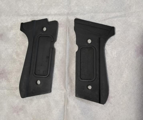 Vendo cachas de serie de Beretta 92.
30€ + portes. 01