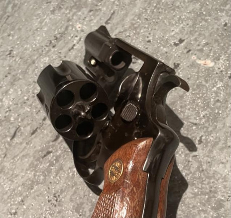 Se vende revólver Astra 250, calibre .38, 2”, el tambor de cinco cartuchos . Está en Asturias, solo documentable 00