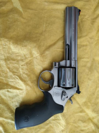 Vendo revólver S&W, modelo 686, Calibre 357 (Inox).
Muy pocos disparos, prácticamente a estrenar.
El 02