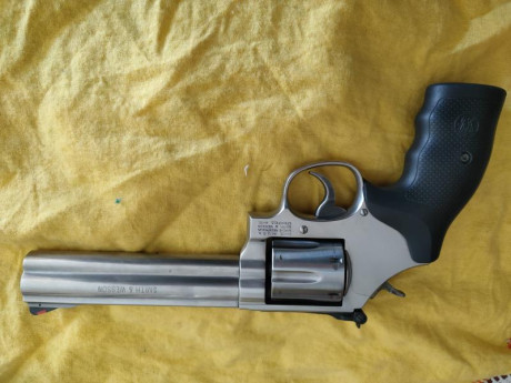 Vendo revólver S&W, modelo 686, Calibre 357 (Inox).
Muy pocos disparos, prácticamente a estrenar.
El 00