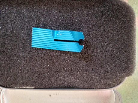 Se vende gatillo lothes azul para tiradores zurdos con rebaje en la parte izquierda para pistolas Steyr 00