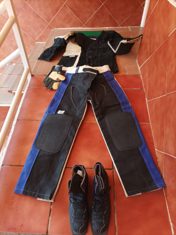 Vendo traje completo 
Con guante incluido 120€.
Talla traje: 52, una L aproximada 
Talla botas: 44

Juan 02