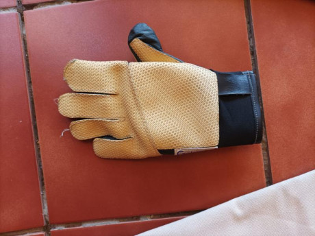 Vendo traje completo 
Con guante incluido 120€.
Talla traje: 52, una L aproximada 
Talla botas: 44

Juan 00