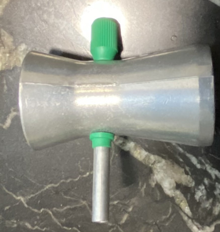 VENDO BASCULA, GRANEADOR Y EMBUDO 
Precio 100 Euros. más gastos de envío si los hubiera. Se venden en 01