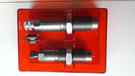 Buenos días.

Vendo los siguientes dies;

1.- LYMAN 38 SP - 357 MAG de acero (NO TUNGSTENO) con shell 11