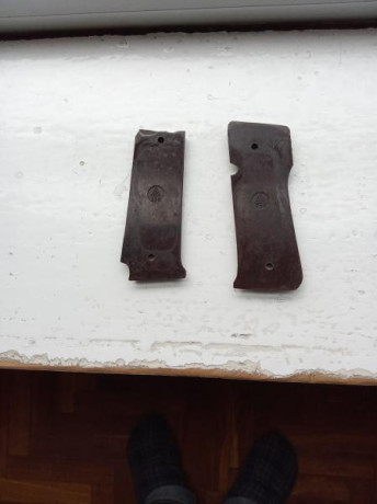 saludos: pongo a la venta una pareja de cachas para pistola llama 9 corto Especial pero creo que vale 01