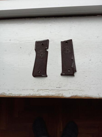 saludos: pongo a la venta una pareja de cachas para pistola llama 9 corto Especial pero creo que vale 00