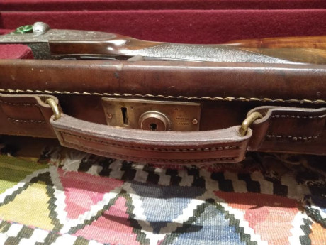 No es un maletín cualquiera. "Oak and Leather shotgun motor case”
• Completo bastidor en madera de 10