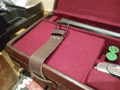 No es un maletín cualquiera. "Oak and Leather shotgun motor case”
• Completo bastidor en madera de 21