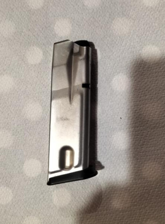 Vendo dos cargadores para Sig Sauer 229, calibre 40. 
56 euros cada uno + portes 00