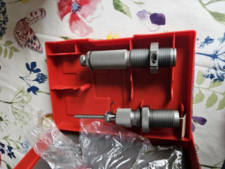 Buenas

Pongo a la venta juego de dies full length de hornady.

Incluye shell holder, no sale en la foto.

Precio 00