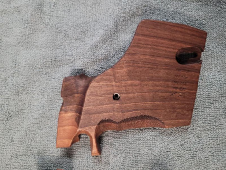 Pues compre la pistola con estas cachas y no se me adactan a mi gran mano así que cambiaría por las cachas 02