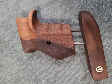 Pues compre la pistola con estas cachas y no se me adactan a mi gran mano así que cambiaría por las cachas 01